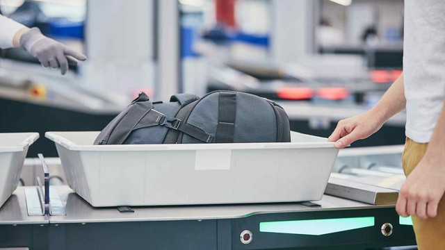 Hóa ra vật dụng quen thuộc này ở sân bay lại là ổ vi khuẩn dễ lây bệnh ảnh 2