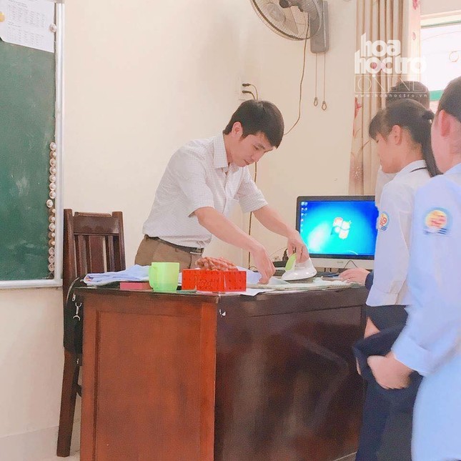 Giúp học sinh là (ủi) đồng phục để mặc khai giảng: Làm gì có ai thương trò như thầy giáo này! ảnh 1