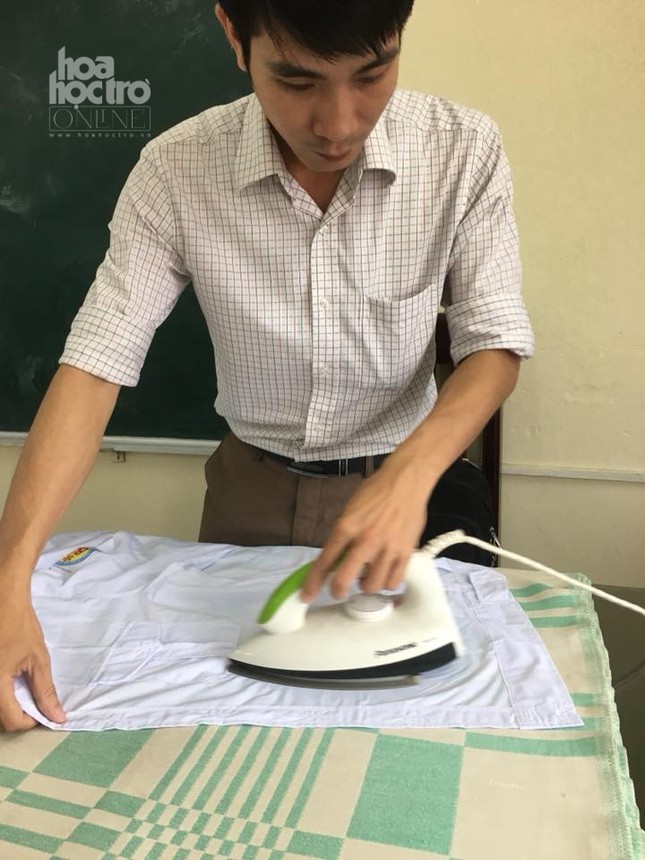 Giúp học sinh là (ủi) đồng phục để mặc khai giảng: Làm gì có ai thương trò như thầy giáo này! ảnh 2
