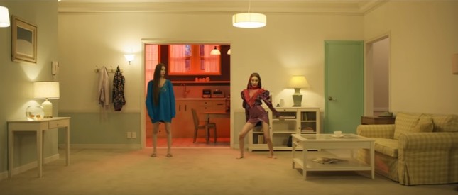 Sunmi mê hoặc với đôi chân dài thon thả cùng vũ đạo "tiên cá vẫy đuôi" trong hit mới ảnh 1