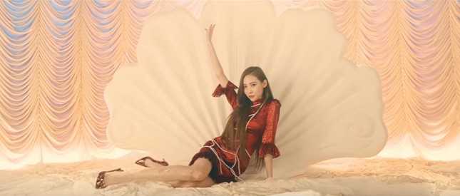 Sunmi mê hoặc với đôi chân dài thon thả cùng vũ đạo "tiên cá vẫy đuôi" trong hit mới ảnh 3