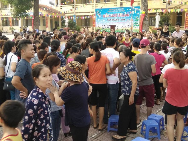 Hàng trăm phụ huynh “quây”, tố trường làng lạm thu "khủng" trước khai giảng ảnh 2
