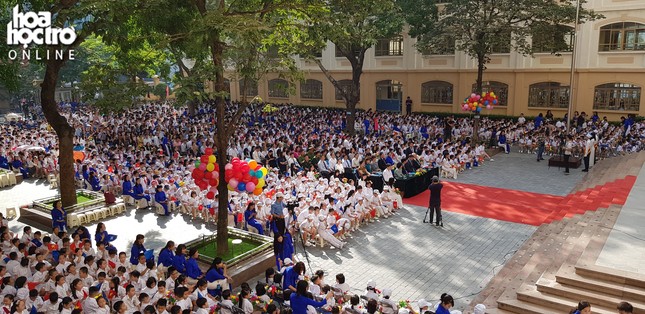 Trong sắc trắng tinh khôi, học sinh trường Nguyễn Siêu chào đón năm học mới ảnh 1