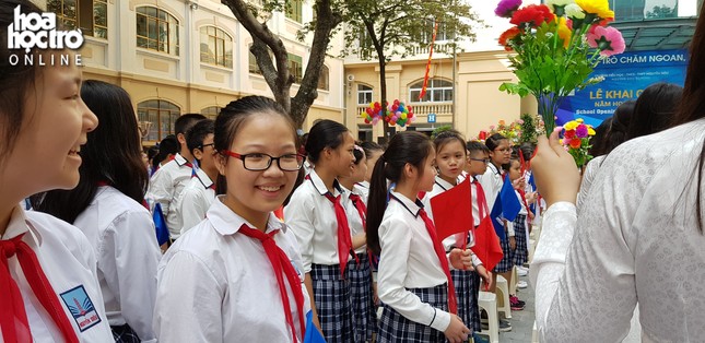 Trong sắc trắng tinh khôi, học sinh trường Nguyễn Siêu chào đón năm học mới ảnh 2