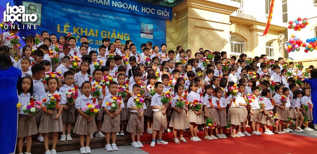Trong sắc trắng tinh khôi, học sinh trường Nguyễn Siêu chào đón năm học mới ảnh 3