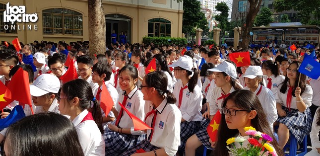 Trong sắc trắng tinh khôi, học sinh trường Nguyễn Siêu chào đón năm học mới ảnh 4