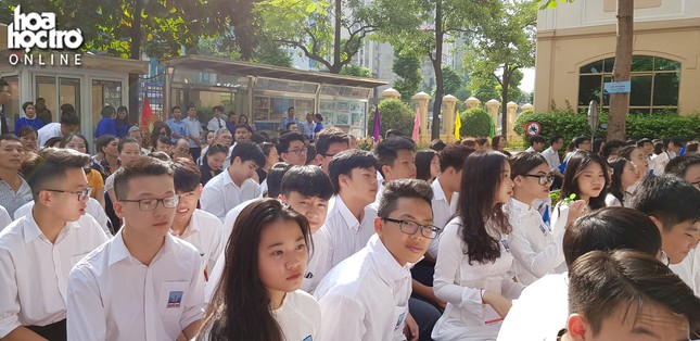 Trong sắc trắng tinh khôi, học sinh trường Nguyễn Siêu chào đón năm học mới ảnh 5