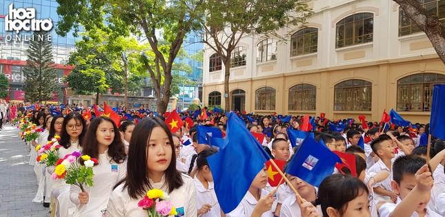 Trong sắc trắng tinh khôi, học sinh trường Nguyễn Siêu chào đón năm học mới ảnh 6