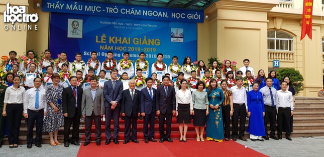 Trong sắc trắng tinh khôi, học sinh trường Nguyễn Siêu chào đón năm học mới ảnh 7