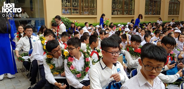 Trong sắc trắng tinh khôi, học sinh trường Nguyễn Siêu chào đón năm học mới ảnh 8