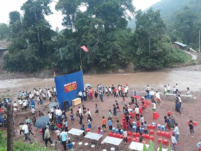 Chạnh lòng mùa khai giảng: Học sinh đơn sơ chào năm học mới trên bờ suối sạt lún ảnh 4