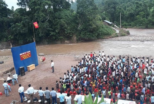Chạnh lòng mùa khai giảng: Học sinh đơn sơ chào năm học mới trên bờ suối sạt lún ảnh 2