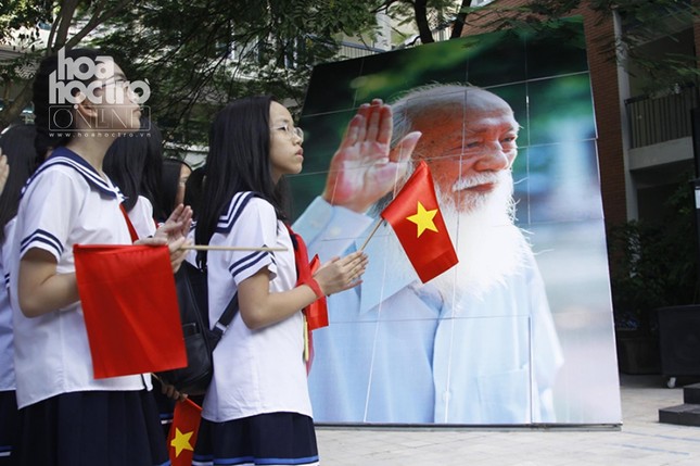 Học sinh trường Lương Thế Vinh nhảy flashmob trong Lễ khai giảng, tưởng nhớ thầy Văn Như Cương ảnh 1