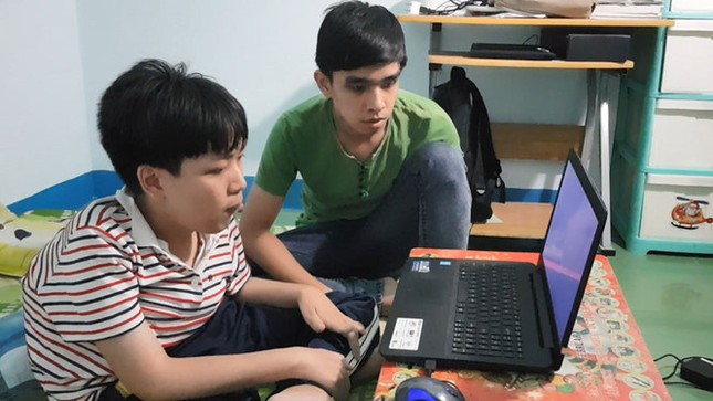 Nghị lực và ước mơ của chàng sinh viên khuyết tật ảnh 1
