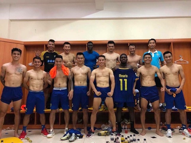 Bùi Tiến Dũng và đồng đội cởi áo khoe body, mừng hạ SLNA ảnh 1