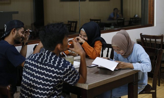 Chuyện ở Indonesia: nam nữ chưa kết hôn không được ăn chung bàn ảnh 1