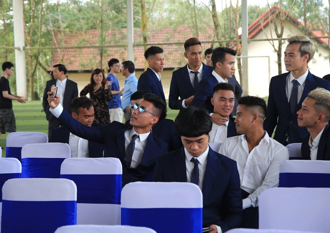 CLB HAGL tung ảnh chụp dàn cầu thủ, dân tình cứ ngỡ boy-band Hàn Quốc sắp debut! ảnh 7