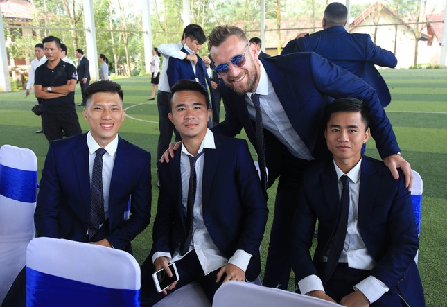 CLB HAGL tung ảnh chụp dàn cầu thủ, dân tình cứ ngỡ boy-band Hàn Quốc sắp debut! ảnh 8