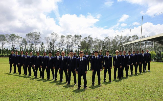 CLB HAGL tung ảnh chụp dàn cầu thủ, dân tình cứ ngỡ boy-band Hàn Quốc sắp debut! ảnh 1