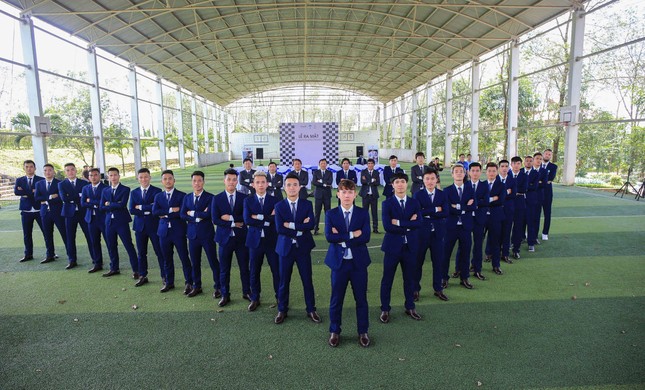 CLB HAGL tung ảnh chụp dàn cầu thủ, dân tình cứ ngỡ boy-band Hàn Quốc sắp debut! ảnh 2