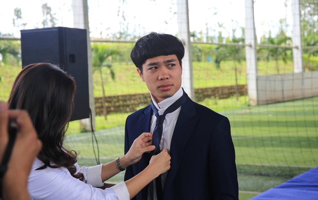 CLB HAGL tung ảnh chụp dàn cầu thủ, dân tình cứ ngỡ boy-band Hàn Quốc sắp debut! ảnh 4