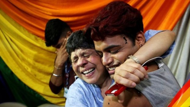 Ấn Độ: chính thức bỏ hình sự hóa đồng tính khỏi luật pháp, cộng đồng LGBT xuống đường ăn mừng ảnh 1