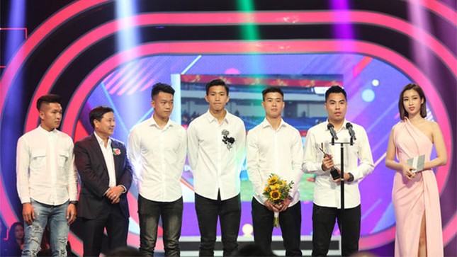 Lên nhận giải thưởng, Đức Huy và Mạnh "gắt" vẫn khiến dân mạng cười bò vì quá "mặn" ảnh 2