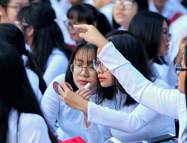 Thoa chút son khi đến trường, tại sao không? ảnh 1