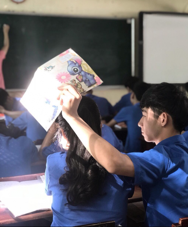 Nhờ hành động ga lăng bất chợt, nam sinh nổi tiếng khắp MXH vì hình ảnh quá ngôn tình ảnh 1