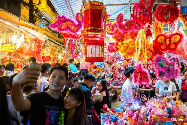 Phố lồng đèn Sài Gòn nhộp nhịp mùa Trung Thu, đón hàng ngàn lượt khách mỗi ngày ảnh 1