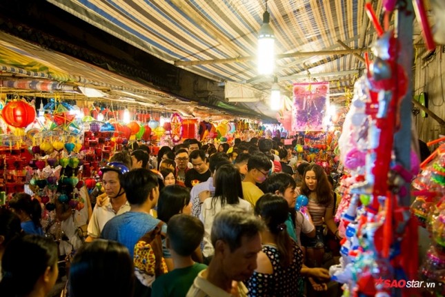 Phố lồng đèn Sài Gòn nhộp nhịp mùa Trung Thu, đón hàng ngàn lượt khách mỗi ngày ảnh 8