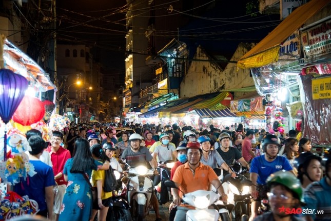 Phố lồng đèn Sài Gòn nhộp nhịp mùa Trung Thu, đón hàng ngàn lượt khách mỗi ngày ảnh 10