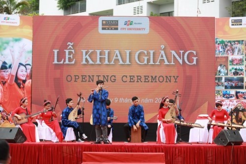 Bất ngờ trước những “món quà” chào đón tân sinh viên trong Lễ khai giảng của ĐH FPT ảnh 2