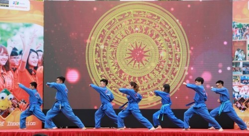 Bất ngờ trước những “món quà” chào đón tân sinh viên trong Lễ khai giảng của ĐH FPT ảnh 3