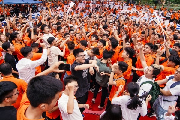 Bất ngờ trước những “món quà” chào đón tân sinh viên trong Lễ khai giảng của ĐH FPT ảnh 9