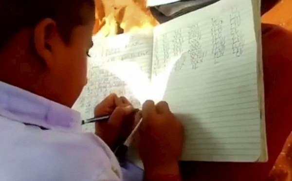 Ghé thăm ngôi trường kỳ lạ có tới 300 học sinh viết được cùng một lúc cả 2 tay ảnh 1