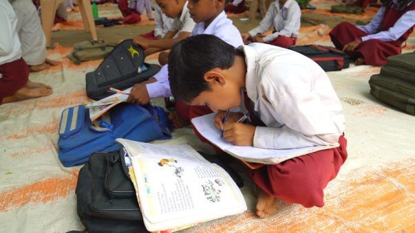 Ghé thăm ngôi trường kỳ lạ có tới 300 học sinh viết được cùng một lúc cả 2 tay ảnh 2
