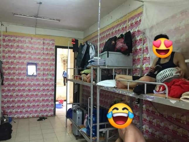 Lỡ yêu màu hồng, các chàng trai chạy khắp Thủ đô mua hình Kitty dán kín tường KTX ảnh 4
