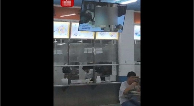 Căng tin trường học khiến sinh viên sốc nặng khi chiếu "phim nhạy cảm" trong giờ ăn trưa ảnh 1