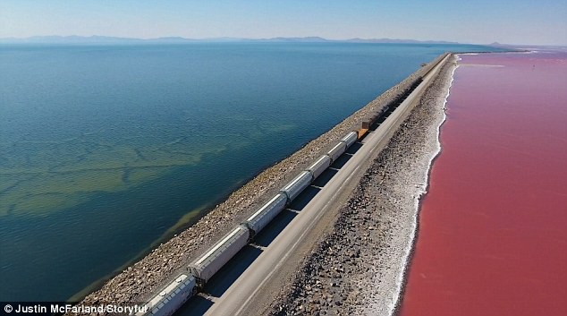 Hồ muối có hai màu xanh - đỏ, được ngăn đôi bởi đường tàu hỏa ảnh 3