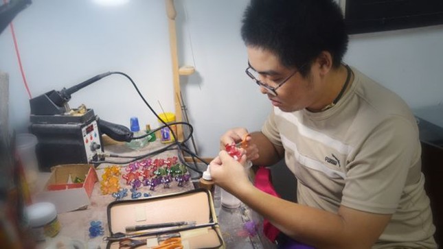 Chàng trai "hô biến" lồng đèn, bánh trung thu thành trang sức ảnh 2