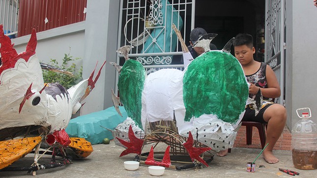 Nhóm học sinh lớp 7 làm đầu lân, thu về hơn chục triệu mỗi mùa trung thu ảnh 1