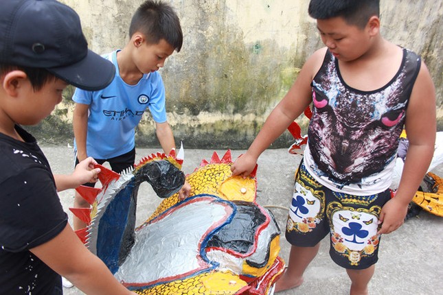 Nhóm học sinh lớp 7 làm đầu lân, thu về hơn chục triệu mỗi mùa trung thu ảnh 8