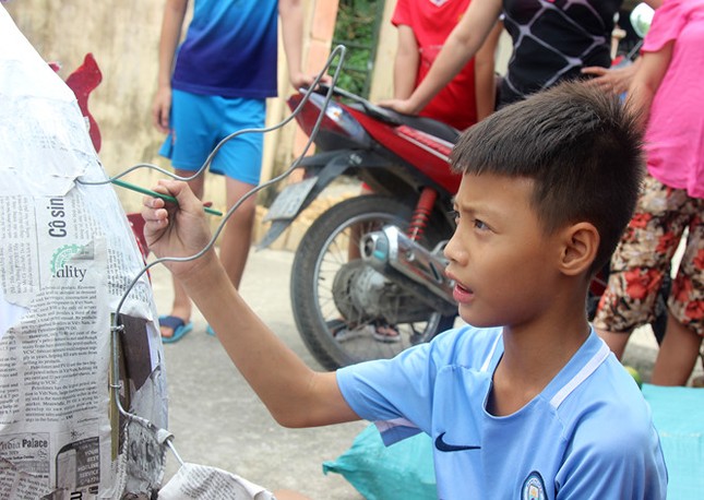 Nhóm học sinh lớp 7 làm đầu lân, thu về hơn chục triệu mỗi mùa trung thu ảnh 4