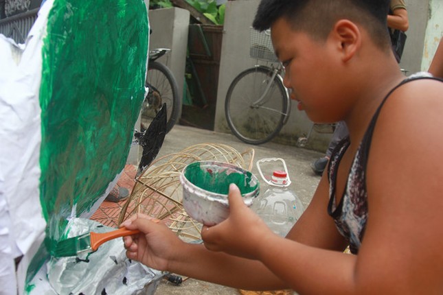 Nhóm học sinh lớp 7 làm đầu lân, thu về hơn chục triệu mỗi mùa trung thu ảnh 5