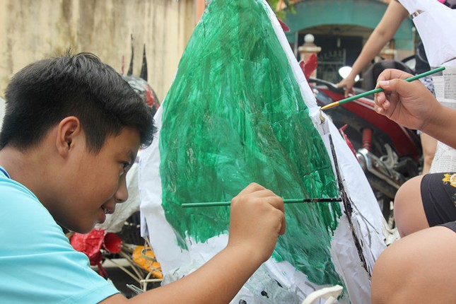 Nhóm học sinh lớp 7 làm đầu lân, thu về hơn chục triệu mỗi mùa trung thu ảnh 3