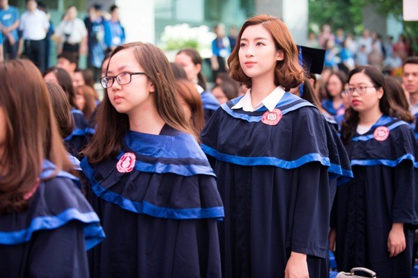 Trước 1 ngày kết thúc nhiệm kỳ Hoa hậu, Đỗ Mỹ Linh rạng rỡ đi nhận bằng tốt nghiệp Đại học ảnh 1