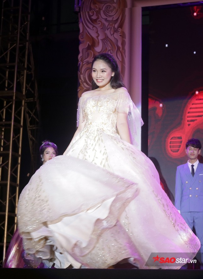 Ứng xử quá xuất sắc, nữ sinh đạt 9,9 điểm trung bình năm môn Toán đăng quang Đại sứ chuyên Ams ảnh 4