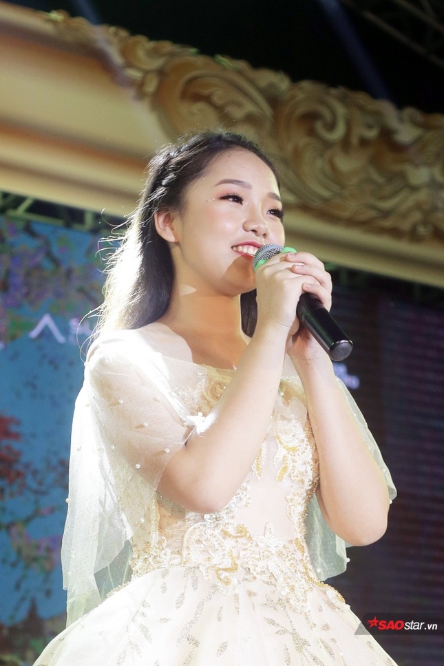 Ứng xử quá xuất sắc, nữ sinh đạt 9,9 điểm trung bình năm môn Toán đăng quang Đại sứ chuyên Ams ảnh 5