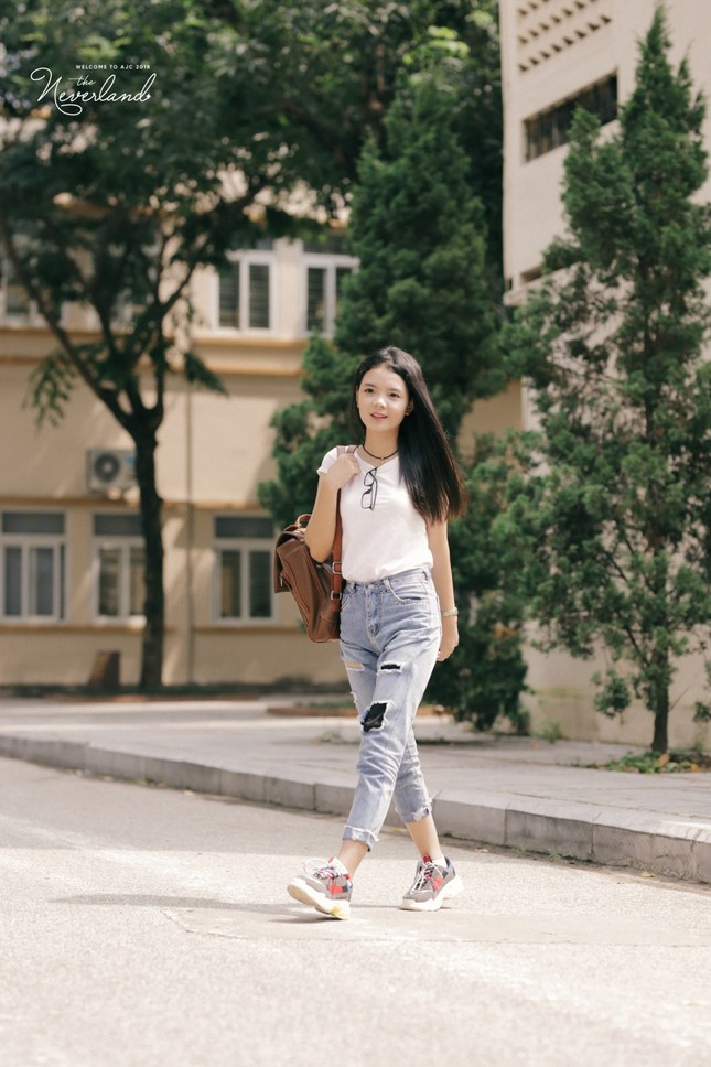 Tất tần tật style từ nhẹ nhàng đến cá tính của tân sinh viên trường Báo ngày đầu đi học ảnh 9